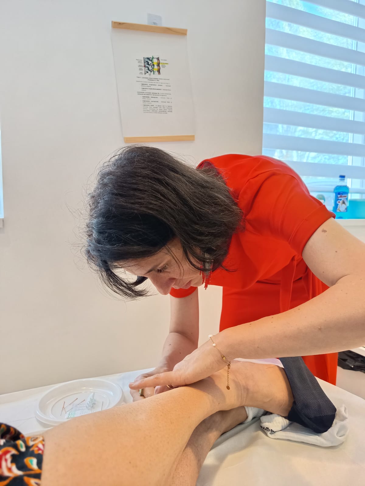 Une acupunctrice effectue un dignostic sur un patient